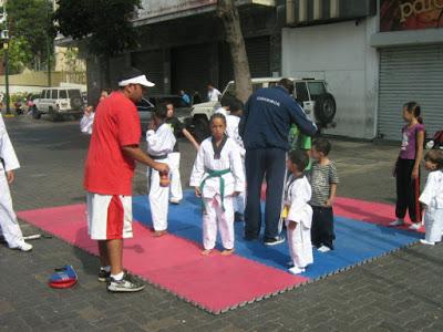 EL RECREO - LA FUNDACION A TODA VIDA VENEZUELA CONTINUA DESARROLANDO SUS ACTIVIDADES RECREATIVAS EN EL BULEVAR DE SABANA GRANDE. Motivando a que la comunidad se vaya incorporando cada día