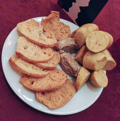 botifarra d ou i pate cena de mascaras cubat baco y boca