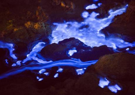 Un volcán de lava azul. Un momento, ¿La lava no es roja?