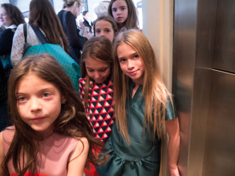 Los niños modelos tras la pasarela Los niños modelos tras la pasarela