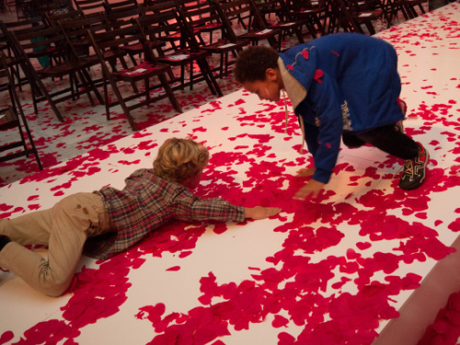 Los niños modelos tras la pasarela Los niños modelos tras la pasarela
