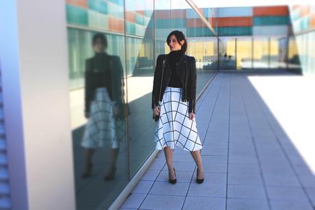  fashion blogger with midi skirt