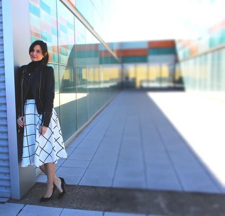  fashion blogger with midi skirt