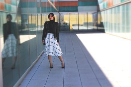  fashion blogger with midi skirt