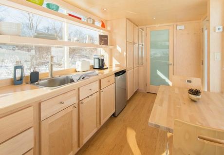 Una casa con ruedas en la nieve