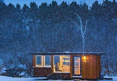 Una casa con ruedas en la nieve