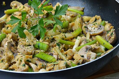 Revuelto de ajetes tiernos y champiñones