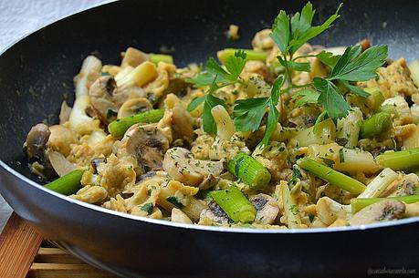 Revuelto de ajetes tiernos y champiñones