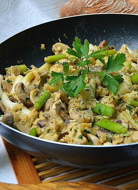 Revuelto de ajetes tiernos y champiñones