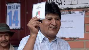 Evo Morales votando