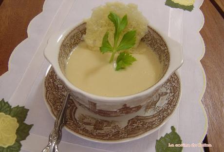 Crema de apio con crujiente de queso