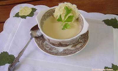 Crema de apio con crujiente de queso