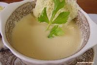 Crema de apio con crujiente de queso