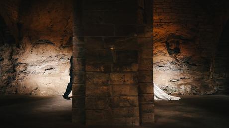 pareja-interior-monasterio-fotografia-boda-huesca