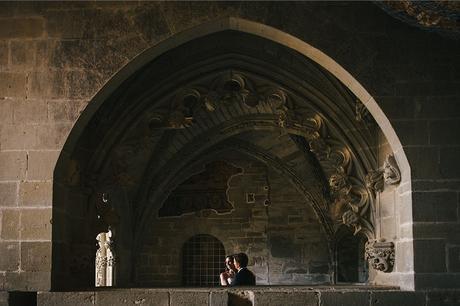 pareja-arco-monasterio-san-juan-de-la-peña-fotografia-boda-huesca