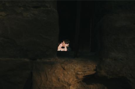 beso-ventana-monasterio-fotografia-boda-huesca