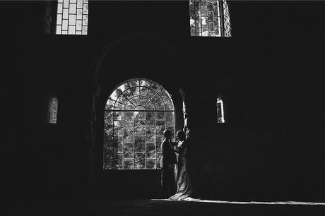 pareja-ventana-monasterio-fotografia-boda-huesca