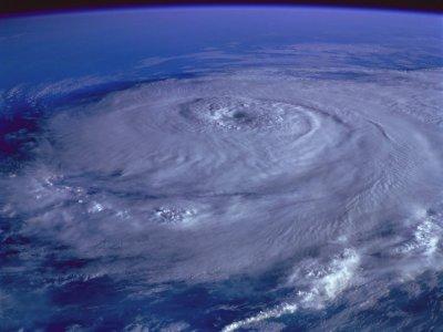 Huracanes y Tornados