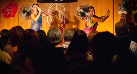 Cena-Bollywood-Restaurante-Namaste-Barcelona-Cocina-India-Bollywood-Diamonds-1024x556