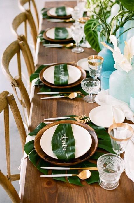mesa decorada palmeras