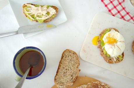 Trío de tostas con aguacate, pollo y huevo poché, ¿desayunamos? #dobleS