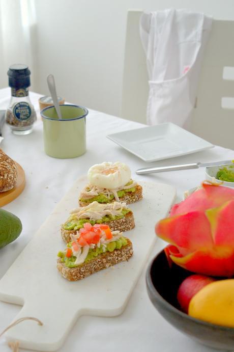 Trío de tostas con aguacate, pollo y huevo poché, ¿desayunamos? #dobleS