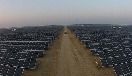 Planta fotovoltaica Quaid-e-Azam, en el desierto de Punjab, Pakistán.