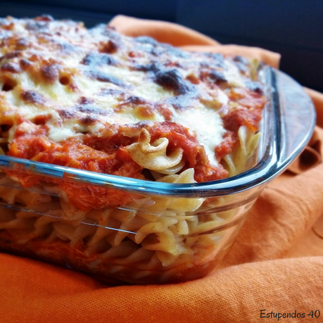 fusilli-integral-con-pollo-mechado-y-jamon