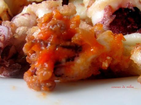 Ensalada, calamares, y salsa de tomate griegos Ensalada, calamares, y salsa de tomate griegos