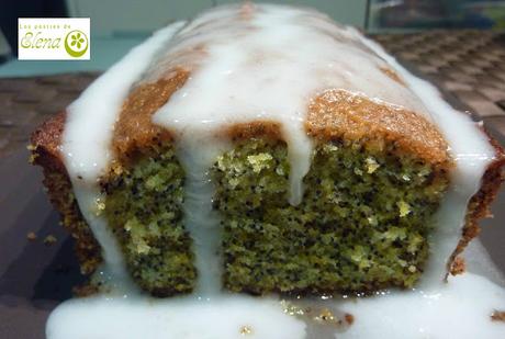 Pastel de limón y lima con semillas de amapolas