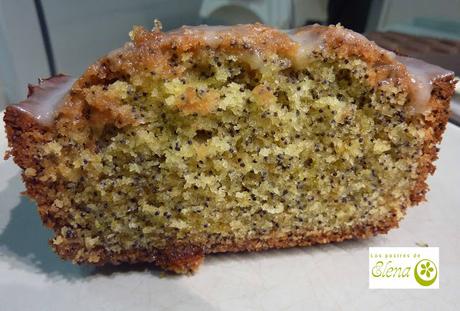 Pastel de limón y lima con semillas de amapolas