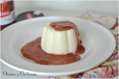 Panacota de yogur con mermelada de granada y fresas