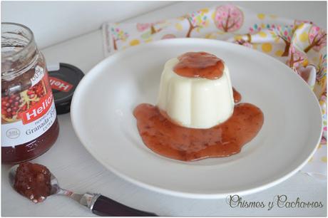 Panacota de yogur con mermelada de granada y fresas