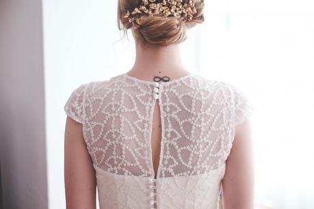 Novia con tocado dorado www.bodasdecuento.com