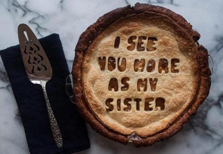 Esta diseñadora cocina pasteles con frases para superar las rupturas