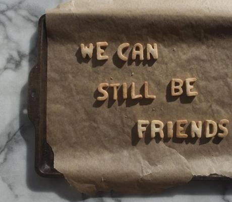 Esta diseñadora cocina pasteles con frases para superar las rupturas