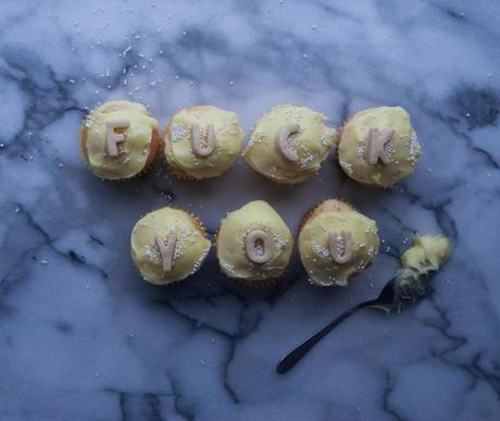 Esta diseñadora cocina pasteles con frases para superar las rupturas