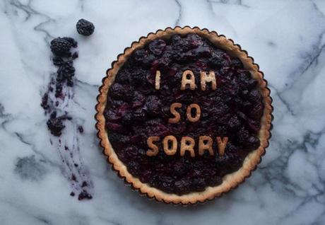 Esta diseñadora cocina pasteles con frases para superar las rupturas