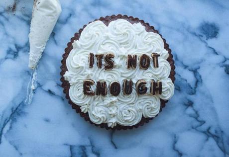 Esta diseñadora cocina pasteles con frases para superar las rupturas