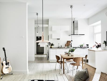techos altos planta semi abierta lámparas colgantes interiores nórdicos decoración pisos pequeños decoración blanco cocinas nórdicas modernas blog decoración nórdica Amplitud con blancos y neutros 