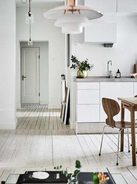 techos altos planta semi abierta lámparas colgantes interiores nórdicos decoración pisos pequeños decoración blanco cocinas nórdicas modernas blog decoración nórdica Amplitud con blancos y neutros 