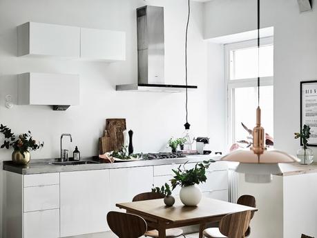 techos altos planta semi abierta lámparas colgantes interiores nórdicos decoración pisos pequeños decoración blanco cocinas nórdicas modernas blog decoración nórdica Amplitud con blancos y neutros 