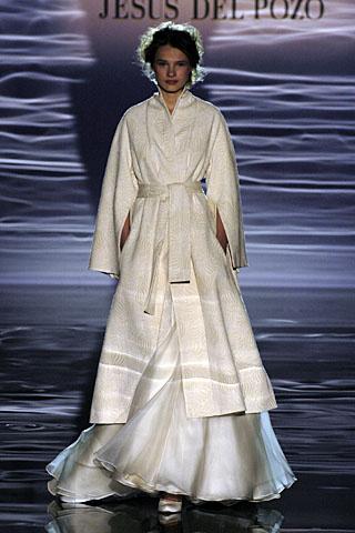 Vestido de novia con abrigo de inspitación oriental de Jesús del Pozo