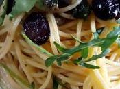 Espaguetis anchoas alcaparras aceitunas Spaghetti olive, capperi rucola