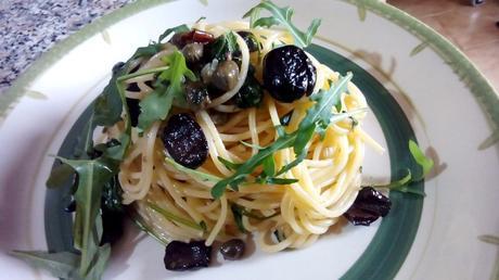 Espaguetis con anchoas alcaparras y aceitunas - Spaghetti con olive, capperi e rucola - Pasta with anchovies and arugula espaguetisrucola3