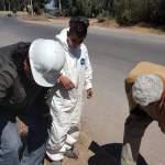 Rescatistas y bomberos rescatan a cachorro atrapado en alcantarilla