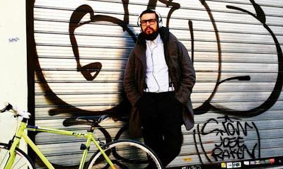 Mario Casas es 'hipster' en su nueva película 'El Bar'