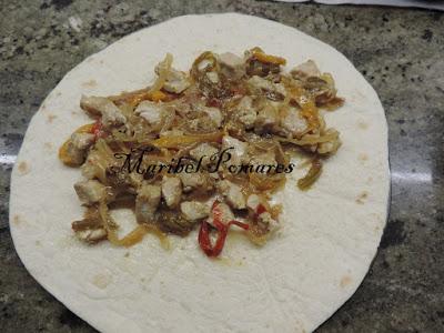 Quesadilla de pimientos, cebolla con atún fresco y queso.