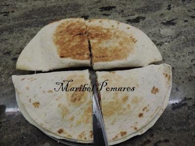 Quesadilla de pimientos, cebolla con atún fresco y queso.