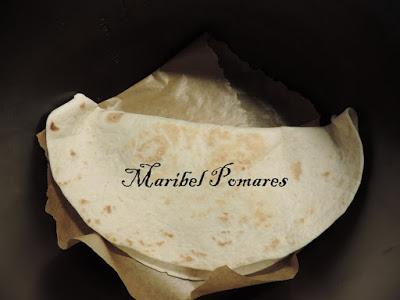 Quesadilla de pimientos, cebolla con atún fresco y queso.